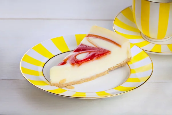 Delicioso pastel de queso con fresas en el plato — Foto de Stock