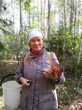 bir korucu elinde beyaz mantar