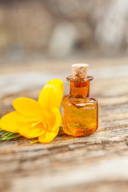 Çiğdem esans masada güzel şişe