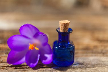 Çiğdem esans masada güzel şişe