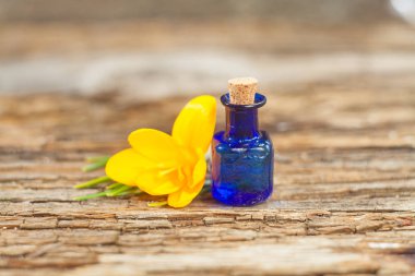 Çiğdem esans masada güzel şişe