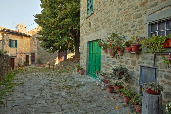 Bela rua italiana de pequena cidade provinciana velha — Fotografia de Stock