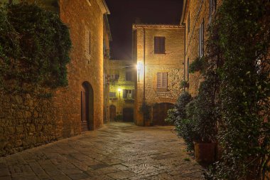 Küçük eski taşra kasabasının güzel İtalyan caddesi