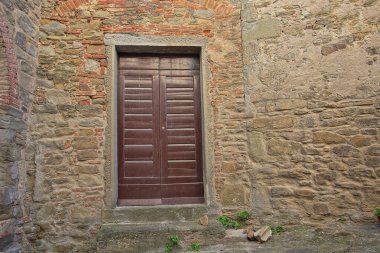 Küçük eski taşra kasabasının güzel İtalyan caddesi