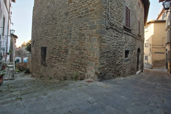 Итальянская улица маленького старого провинциального городка — стоковое фото