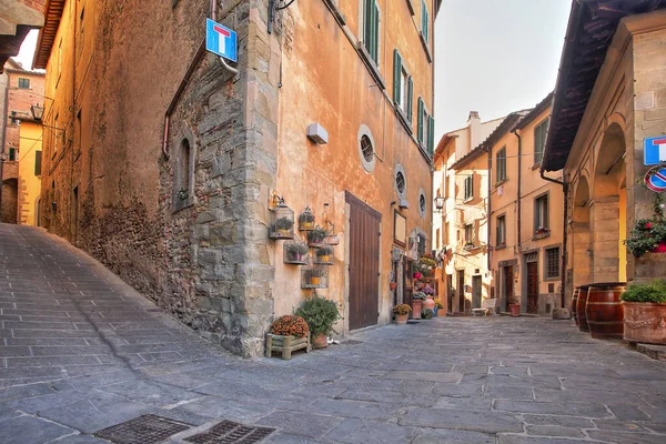 Prachtige Italiaanse straat van klein oud provinciestadje — Stockfoto