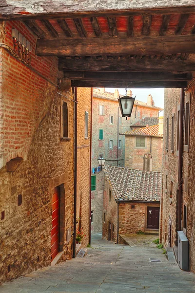 Prachtige Italiaanse straat van klein oud provinciestadje — Stockfoto