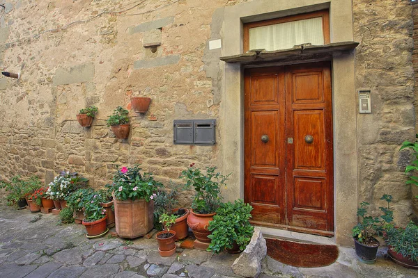 Hermosa calle italiana de la pequeña ciudad provincial antigua —  Fotos de Stock