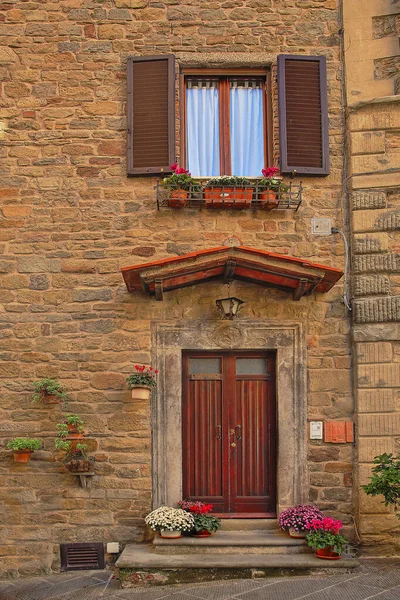Piękna włoska ulica małego starego prowincjonalnego miasta — Zdjęcie stockowe