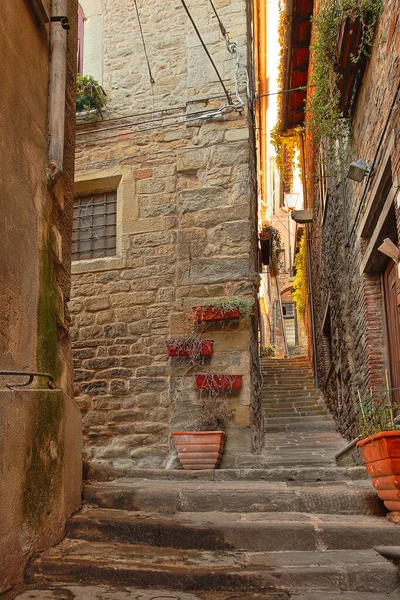 작고 오래 된 지방 도시의 아름다운 이탈리아 거리 — 스톡 사진