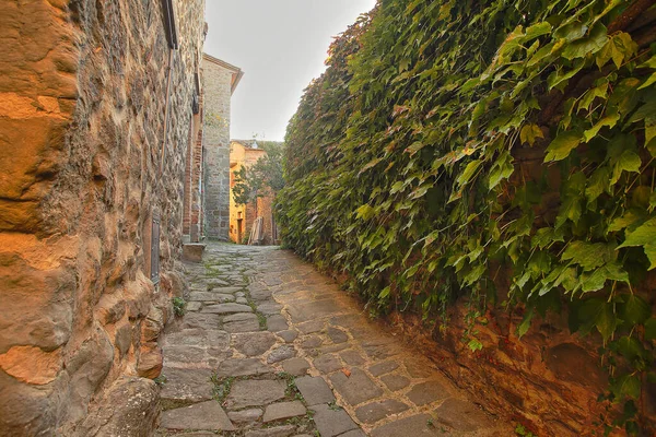 Beautiful Italian street of  small old provincial town — Stock Photo, Image