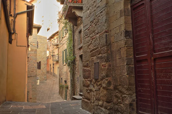Gyönyörű olasz utcában a kis régi vidéki város — Stock Fotó