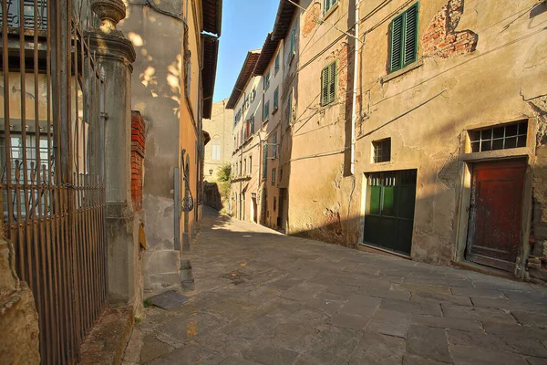 Beautiful Italian street of  small old provincial town — Stock Photo, Image