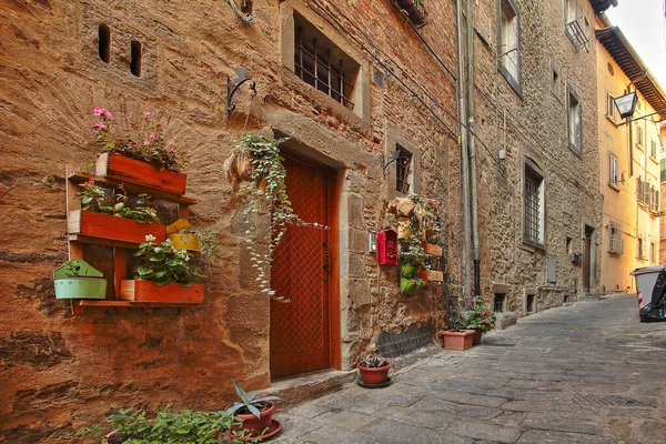 Hermosa calle italiana de la pequeña ciudad provincial antigua — Foto de Stock