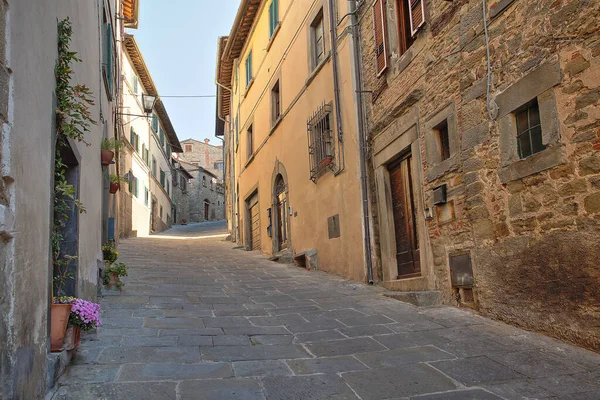 Krásná italská ulice malého starého provinčního města — Stock fotografie