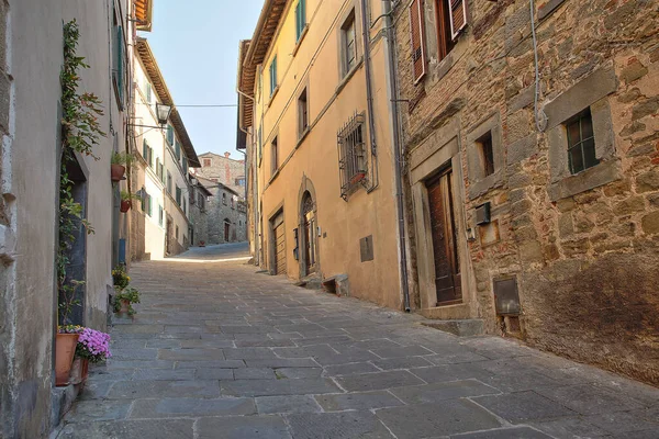 Prachtige Italiaanse straat van klein oud provinciestadje — Stockfoto