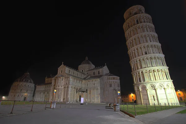 Schiefer Turm von Pisa in Italien im Herbst — Stockfoto