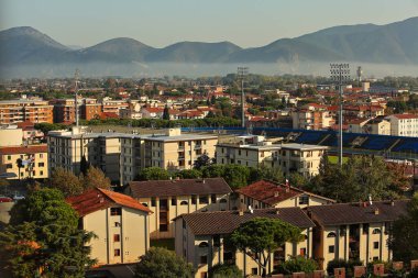 Küçük eski taşra kasabasının güzel İtalyan caddesi