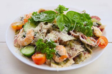 lezzetli lezzetli spagetti karides ve plaka üzerinde fesleğen ile 