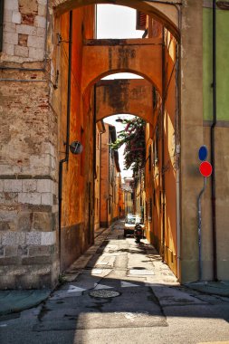 Küçük eski taşra kasabasının güzel İtalyan caddesi