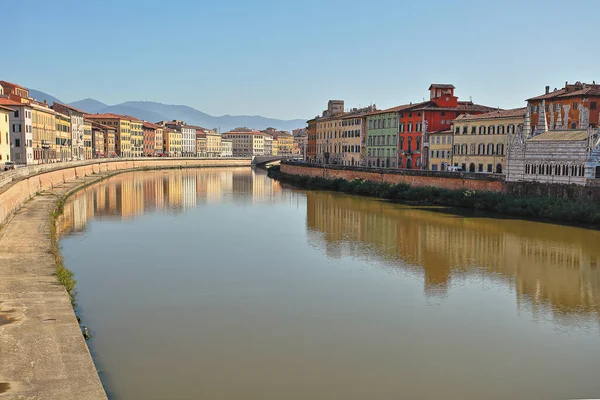 Schöne italienische Straße einer kleinen alten Provinzstadt — Stockfoto