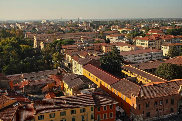 Frumoasa stradă italiană a micului oraș provincial vechi — Fotografie, imagine de stoc