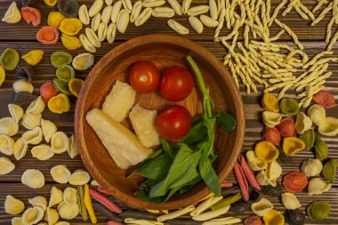 İştah açıcı İtalyan makarna arkaplan resmi ahşap üzerinde 