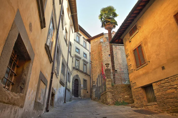 Bela rua italiana de pequena cidade provinciana velha — Fotografia de Stock