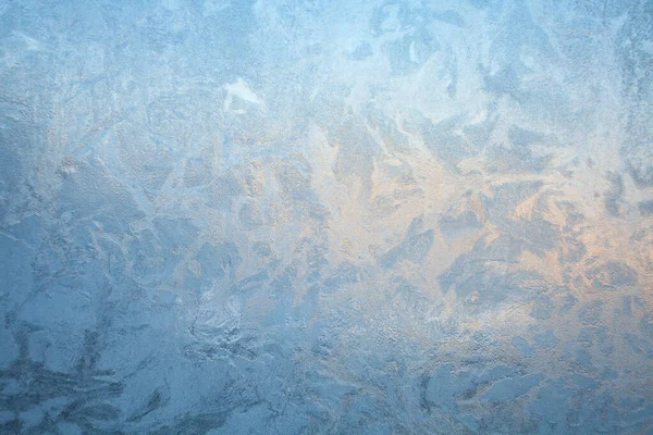 Magnifiques motifs de texture hivernale de givre sur la fenêtre — Photo