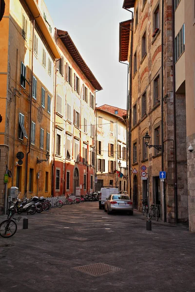 小さな古い地方の町の美しいイタリアの通り — ストック写真