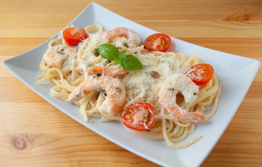 beyaz izole lezzetli yeşil tagliatelle 