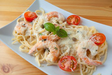 beyaz izole lezzetli yeşil tagliatelle 