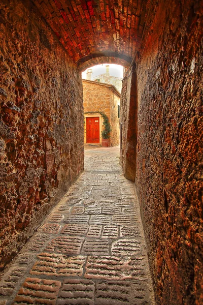 Küçük eski taşra kasabasının güzel İtalyan caddesi — Stok fotoğraf