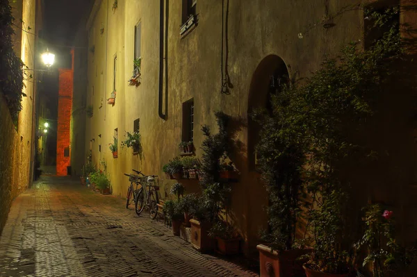 小さな古い地方の町の美しいイタリアの通り — ストック写真