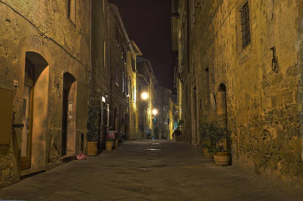 Belle rue italienne de petite vieille ville provinciale — Photo