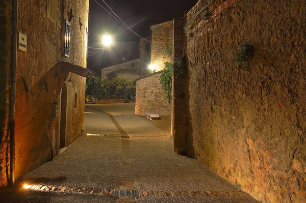 小さな古い地方の町の美しいイタリアの通り — ストック写真