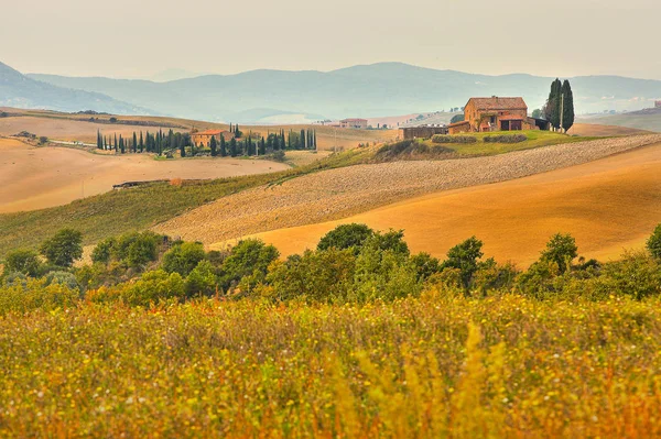 Táj dombok Tuscany ősszel Olaszországban — Stock Fotó