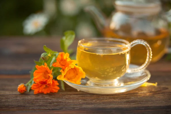美味的绿茶在美丽的玻璃碗在桌子上 — 图库照片