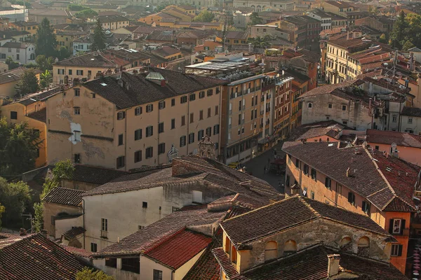 Frumoasa stradă italiană a micului oraș provincial vechi — Fotografie, imagine de stoc