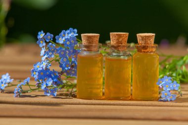 Güzel Cam masaya çiçek özü