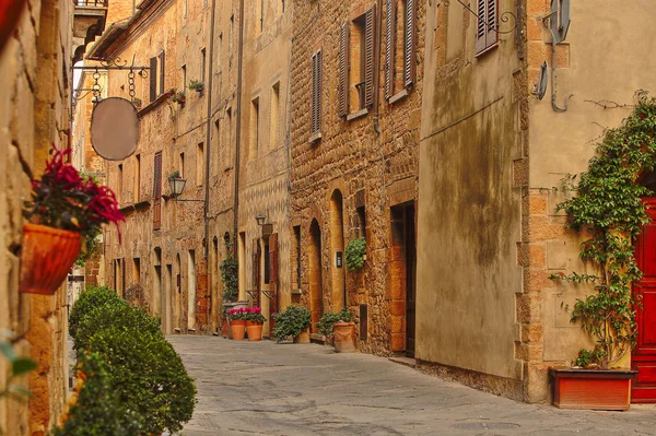 Vacker italiensk gata i liten gammal provinsiell stad — Stockfoto