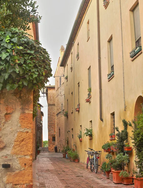 Schöne italienische Straße einer kleinen alten Provinzstadt — Stockfoto