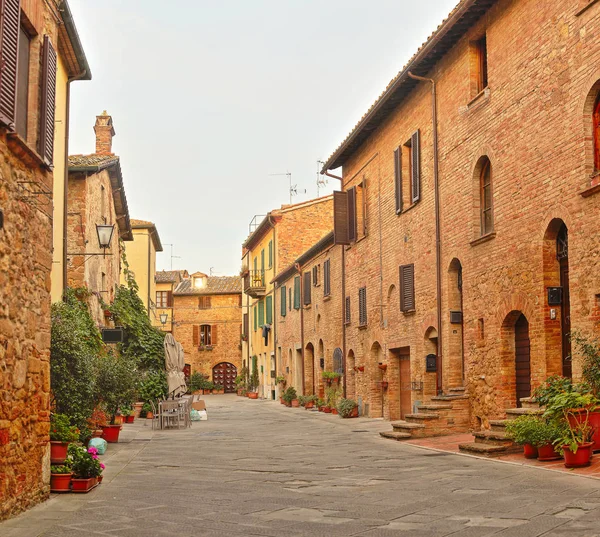 Όμορφη ιταλική δρόμο της μικρής παλιάς επαρχιακής πόλης — Φωτογραφία Αρχείου