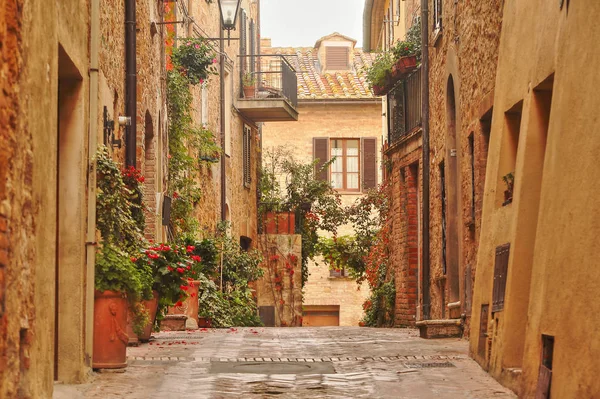 Hermosa calle italiana de la pequeña ciudad provincial antigua — Foto de Stock