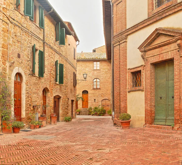 Prachtige Italiaanse straat van klein oud provinciestadje — Stockfoto