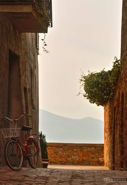 Belle rue italienne de petite vieille ville provinciale — Photo