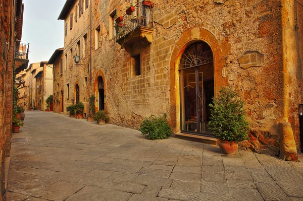Küçük eski taşra kasabasının güzel İtalyan caddesi — Stok fotoğraf
