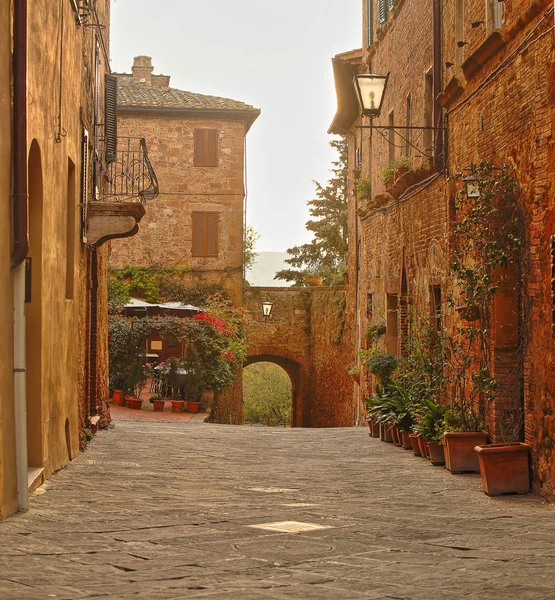 Vacker italiensk gata i liten gammal provinsiell stad — Stockfoto