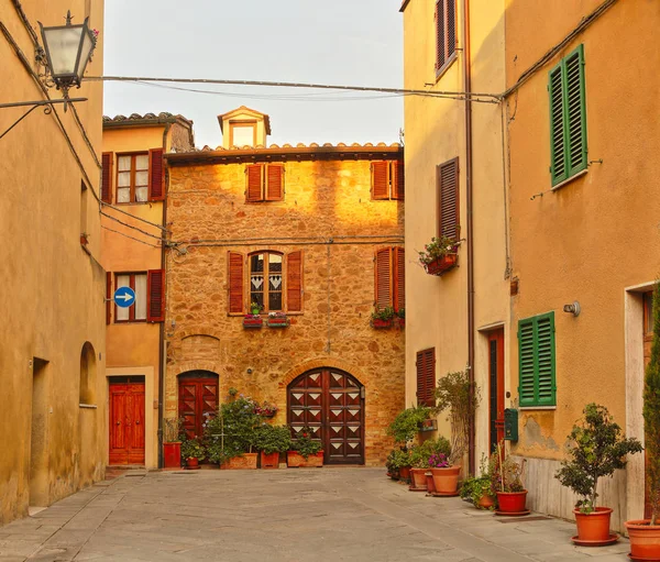 Bela rua italiana de pequena cidade provinciana velha — Fotografia de Stock