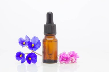 Beyaz arka planda güzel bir şişe içinde menekşe yağı